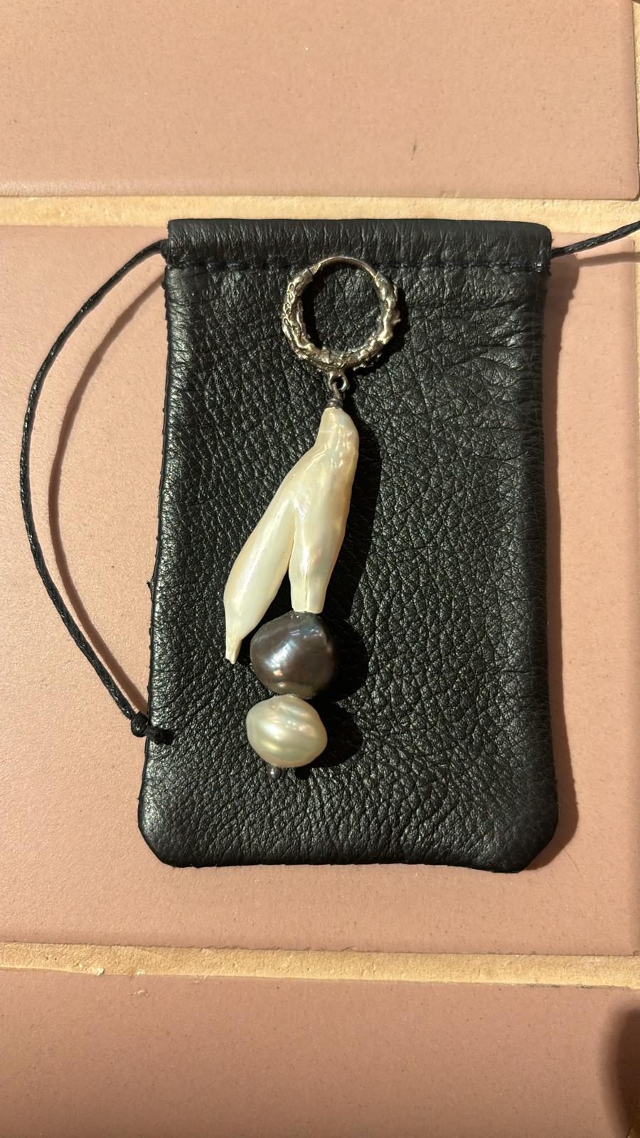 Meditative Parts - Earring - South sea imperfect pearls & black pearl