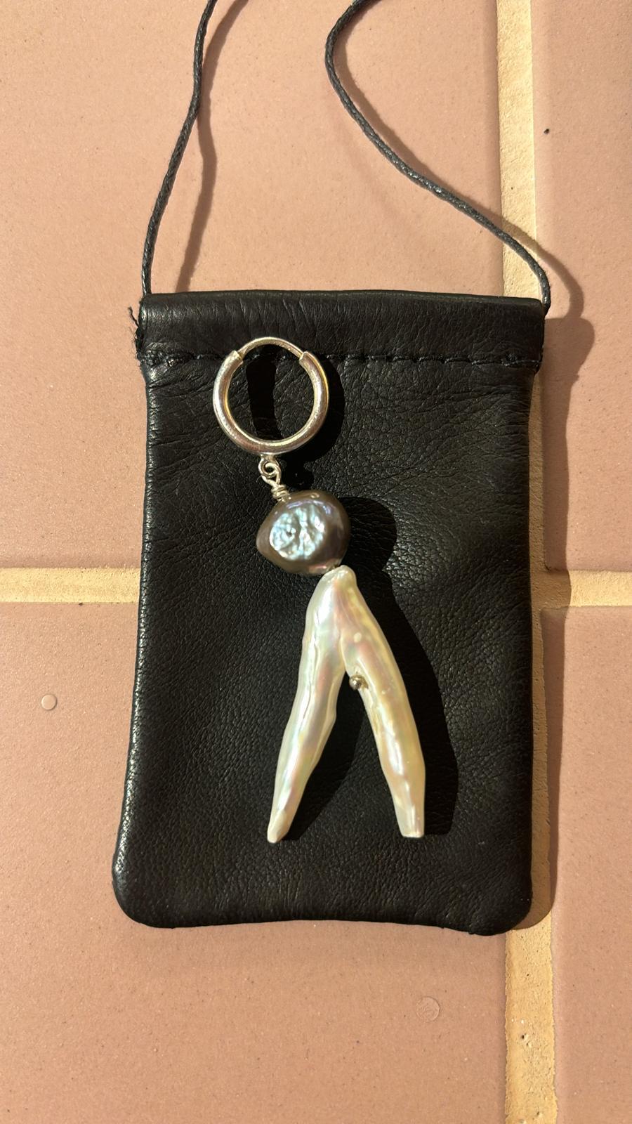 Meditative Parts - Earring - Black south sea pearl with imperfect pearl