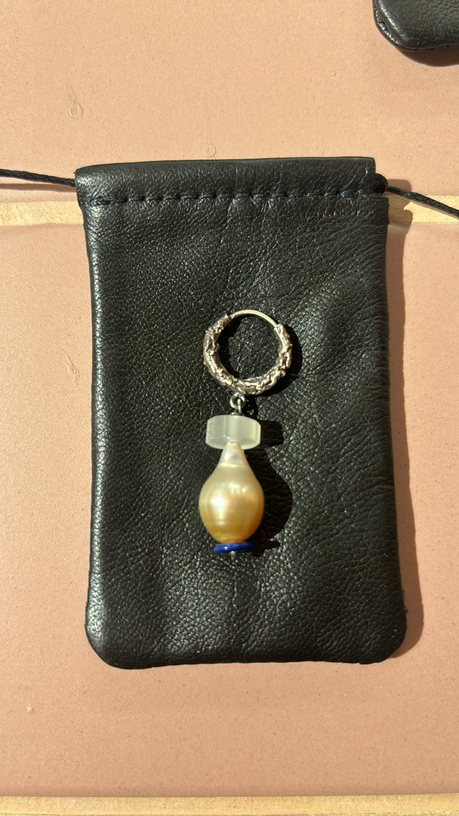 Meditative Parts - Earring - Small moon stone, with lapiz azuli disk