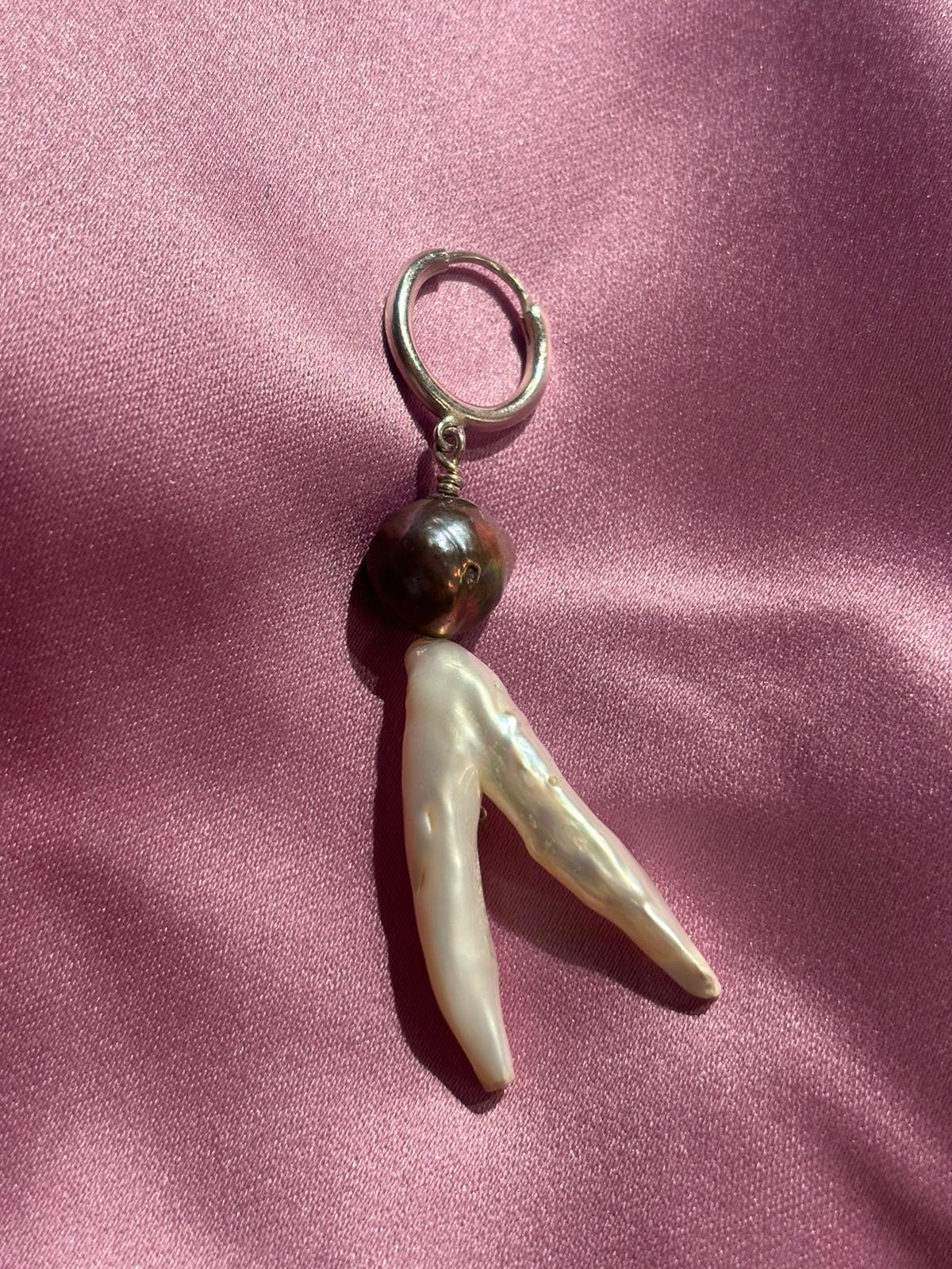 Meditative Parts - Earring - Black south sea pearl with imperfect pearl