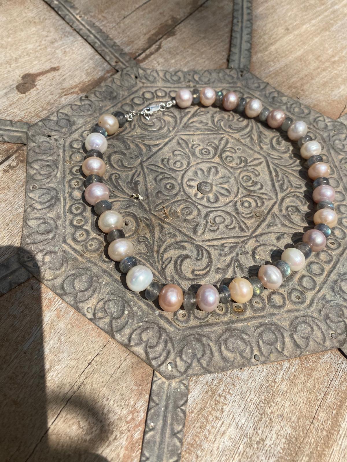 Meditative Parts - Necklace - Labradorite & South sea pearls